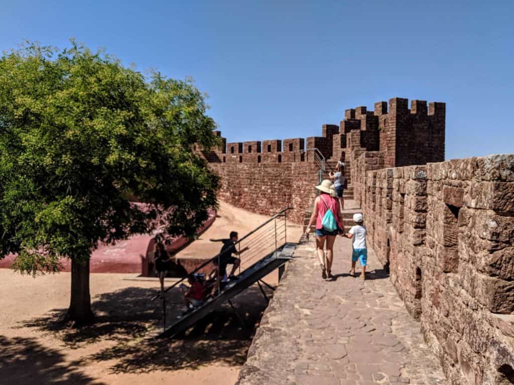 Turistas caminham nas muralhas