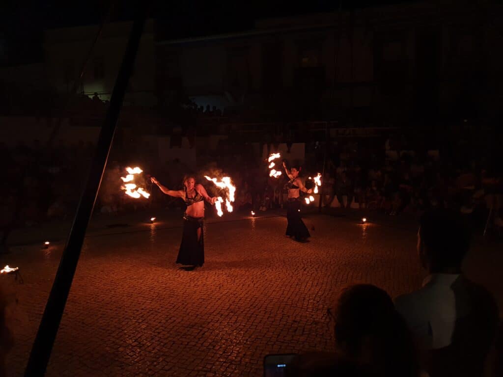 Show noturno com fogo em Portugal, durante a Feira Medieval de Castro Marim