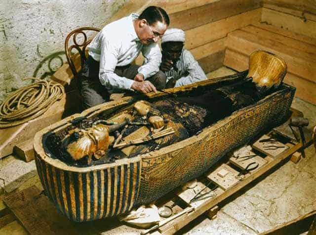 Tumba de Tutancamon na época da descoberta, ainda sem restauração.