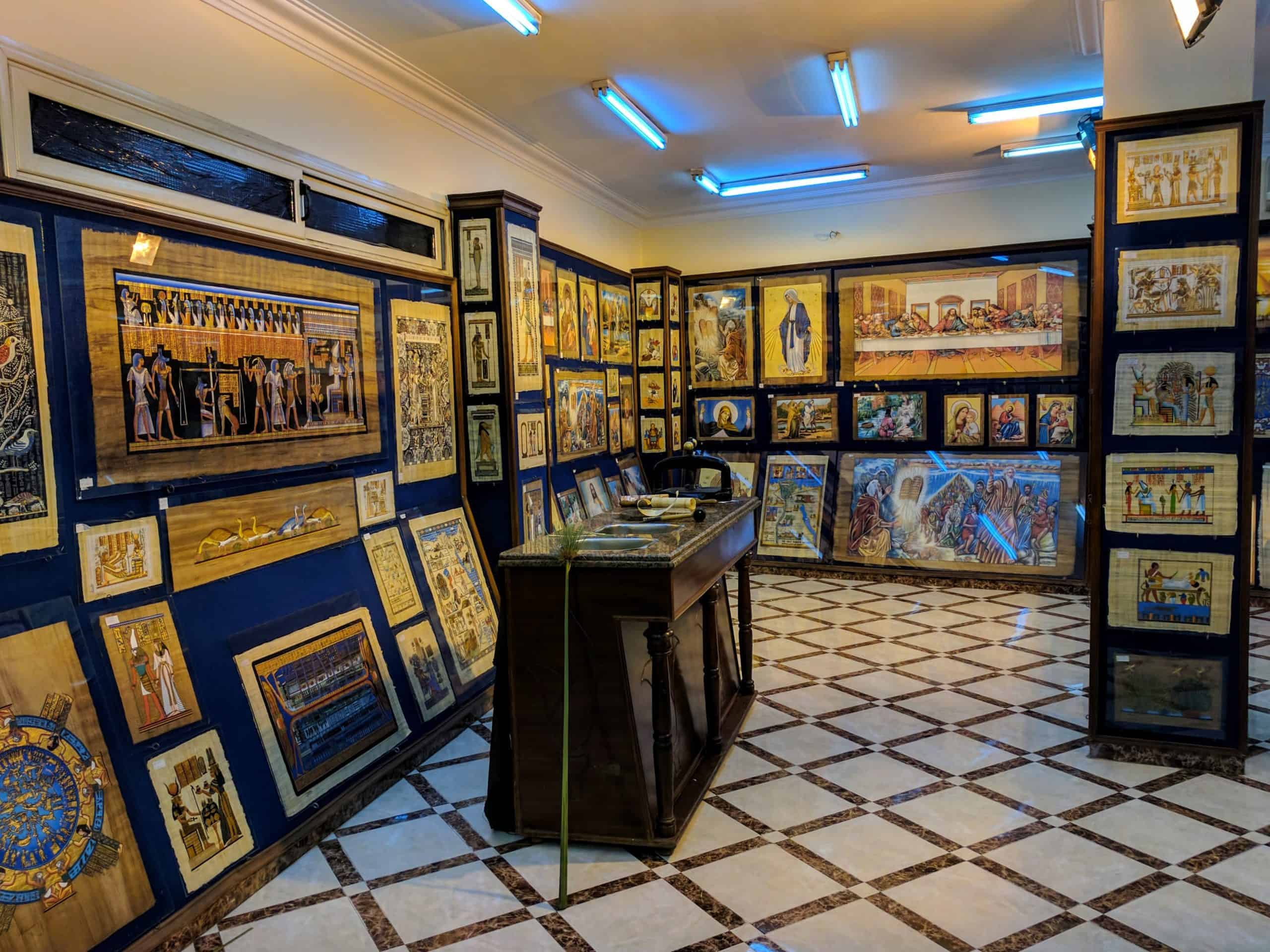 Interior de loja de papiros no Cairo.