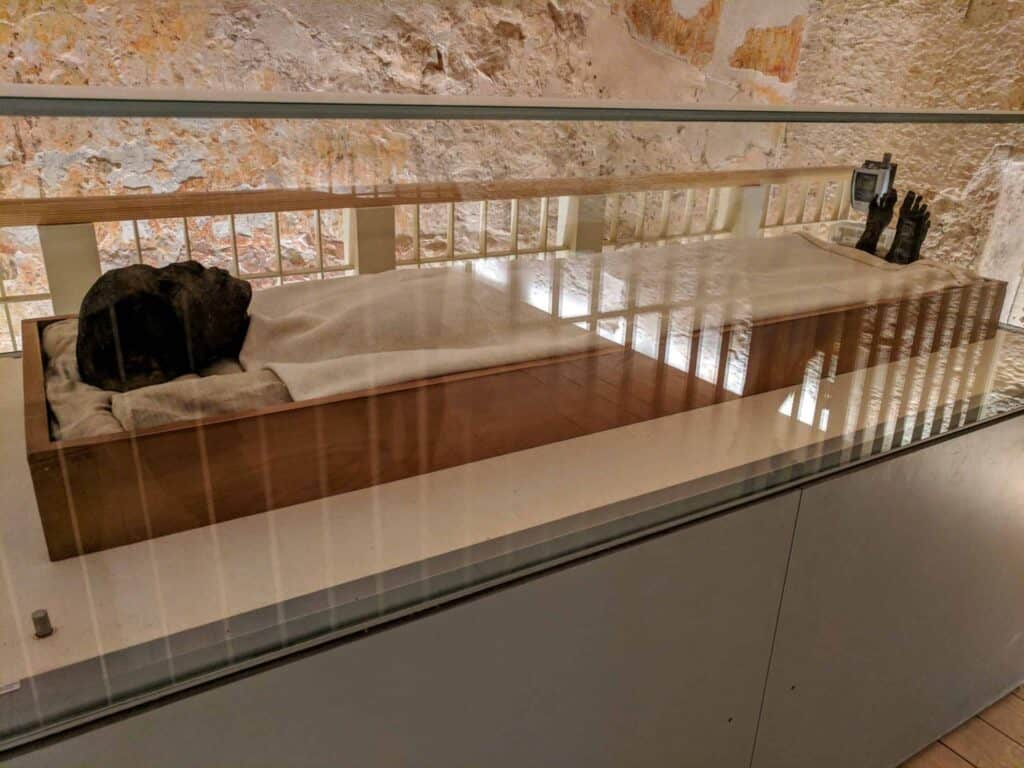 Múmia de Tutancamon na tumba do Vale dos Reis.