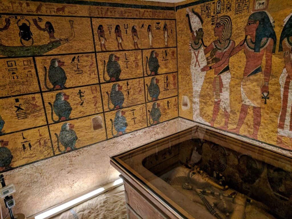 Dentro da tumba de Tutancamon; pinturas nas paredes.