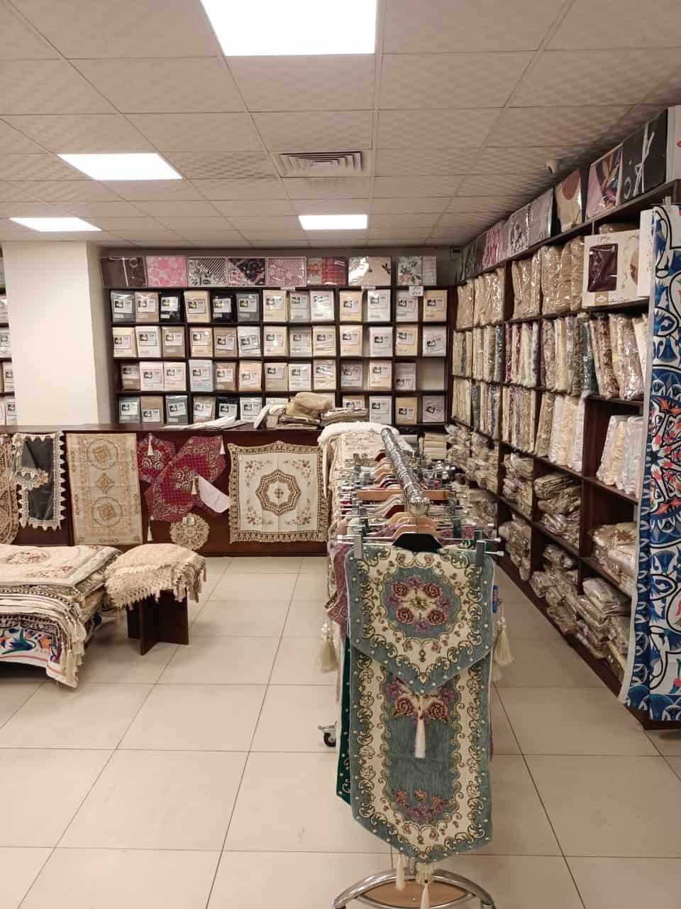 Produtos à venda no interior da loja Flower Cotton, em Gizé.