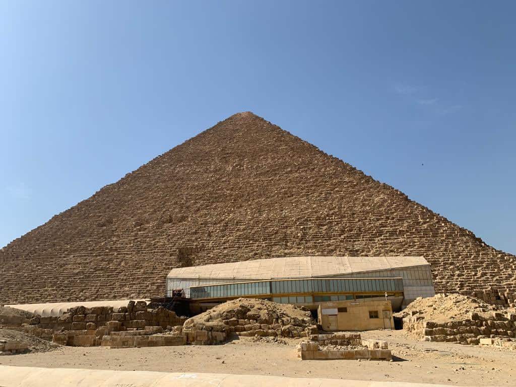 Pirâmide de Quéops com vista obstruída pelo Museu da Barca Solar.