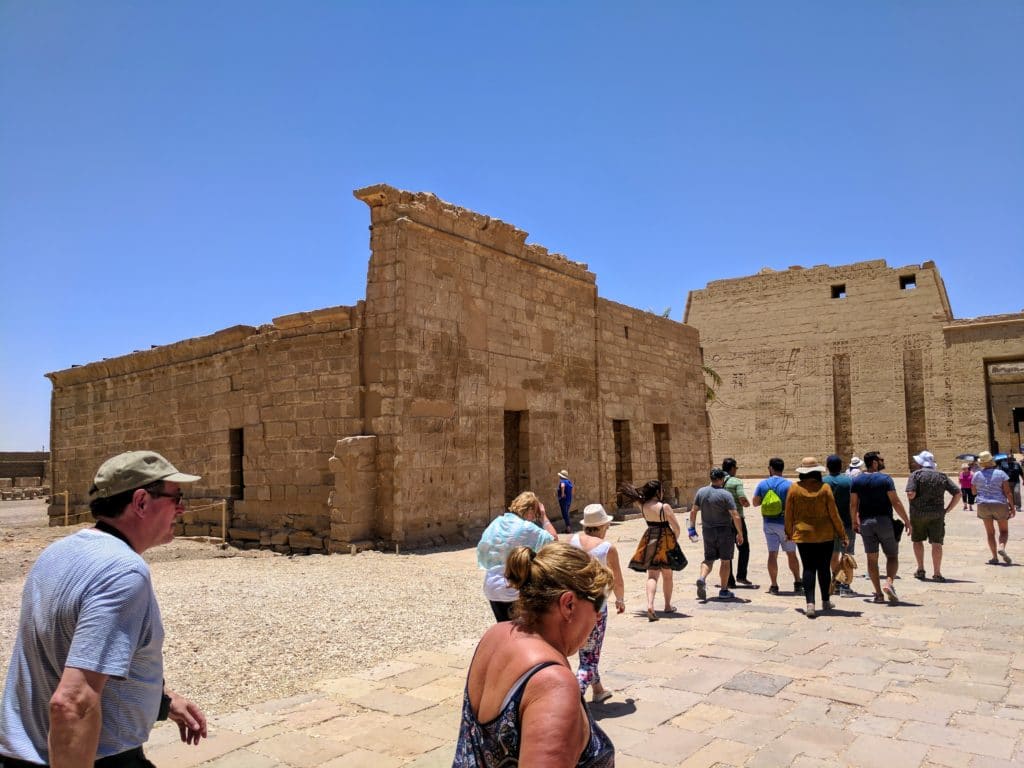 Turistas visitam o Templo de Edfu.