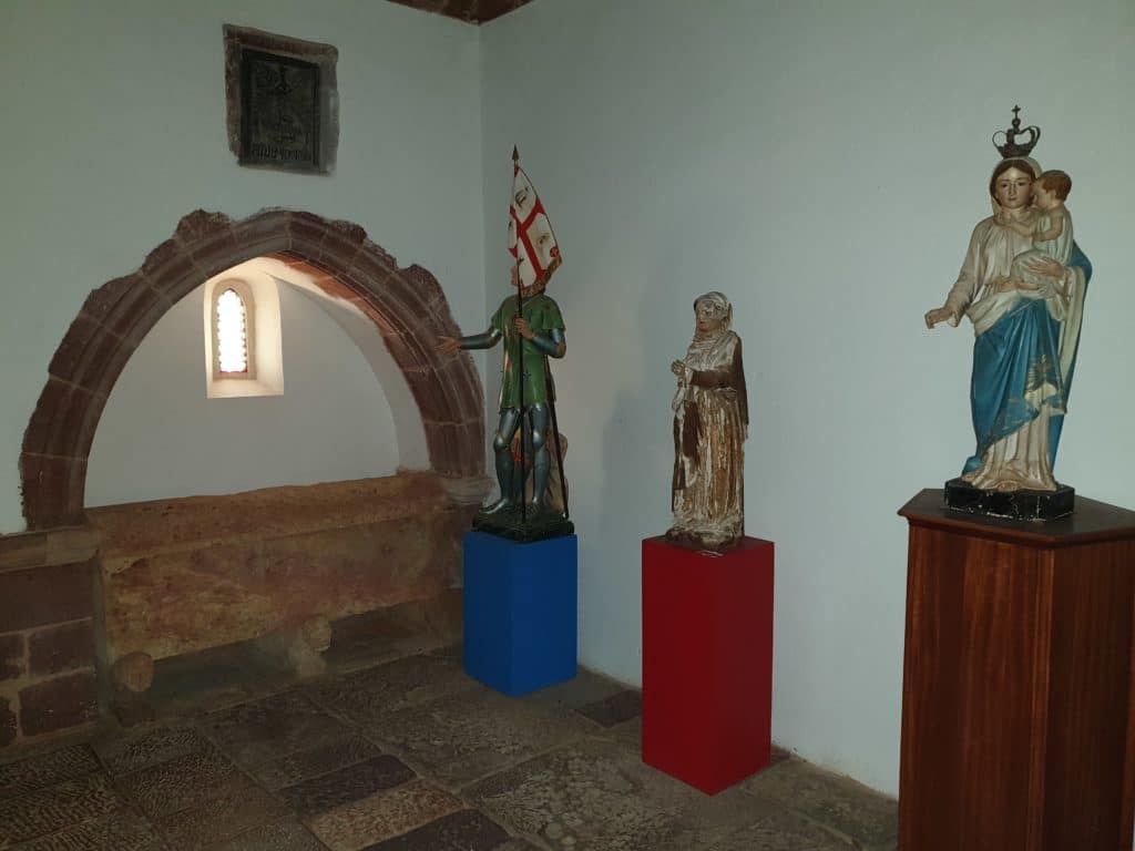 Grave and statues