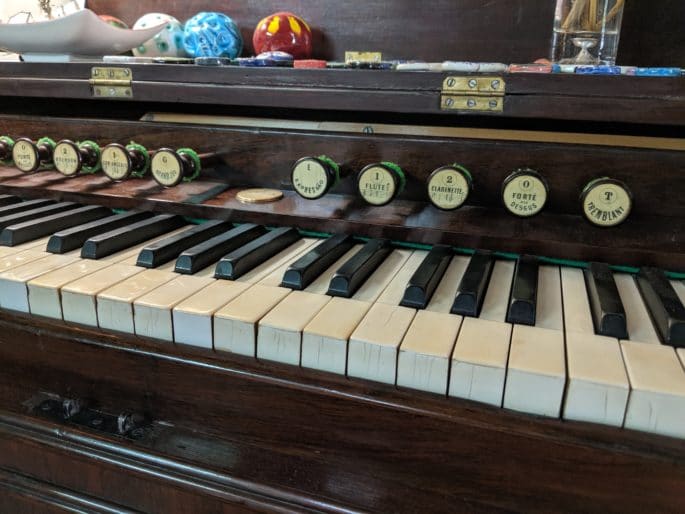Órgão do século 19 presente na loja.
